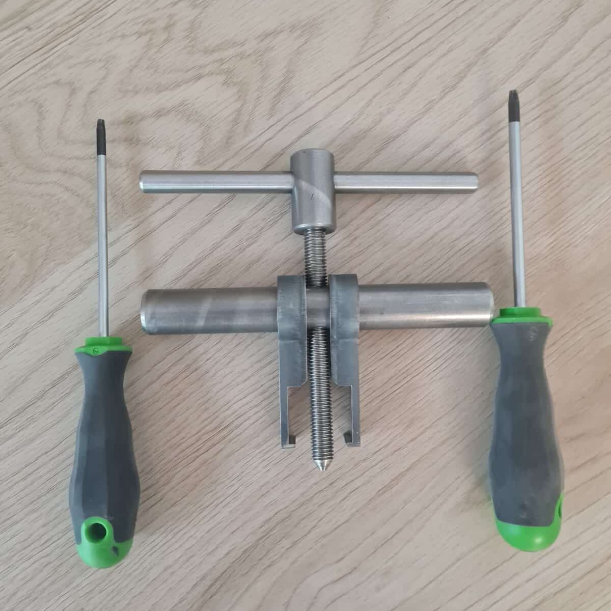 Tool for cleaning the milling chamber