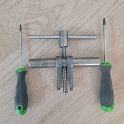 Tool for cleaning the milling chamber